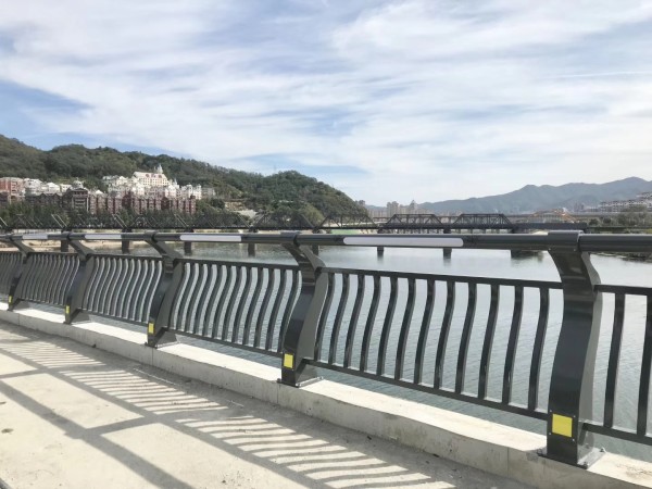 燈光護(hù)欄